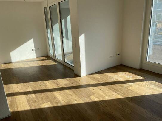 Freundliche, großzügige und helle 2-Zimmer Wohnung im 1. OG