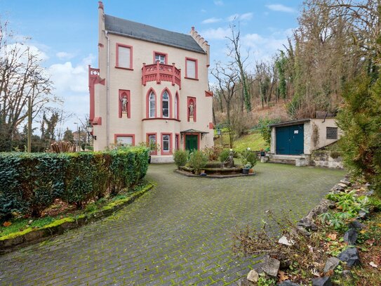 Weinberg mit Herrenhaus, mit Verwalterhaus, mit 2 vermieteten Häusern und vielem mehr