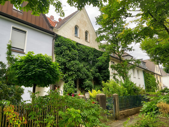 Günstig dank Wohnrecht! Sanierungsbedürftiges Haus mit großem Garten!