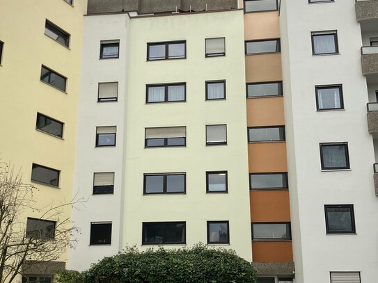 Hübsche, neu renovierte 3-Zimmer-Wohnung mit großem Balkon!