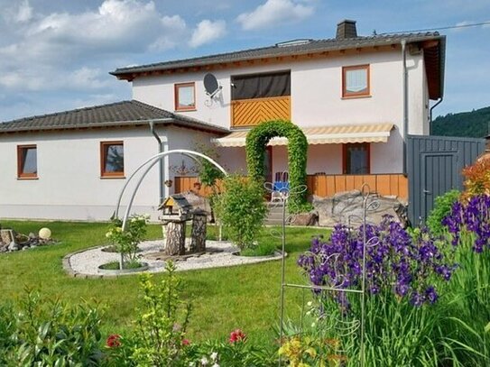 Stilvolles Einfamilienhaus mit Einliegerwohnung in bester Lage von Schoden