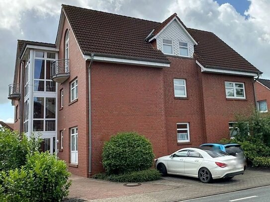 Obergeschoßwohnung mit Balkon in Leer-Loga zu vermieten.