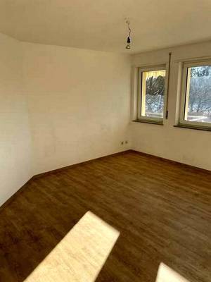 Vollständig renovierte 2-Zimmer-Hochparterre-Wohnung mit Balkon und EBK in Falkensee