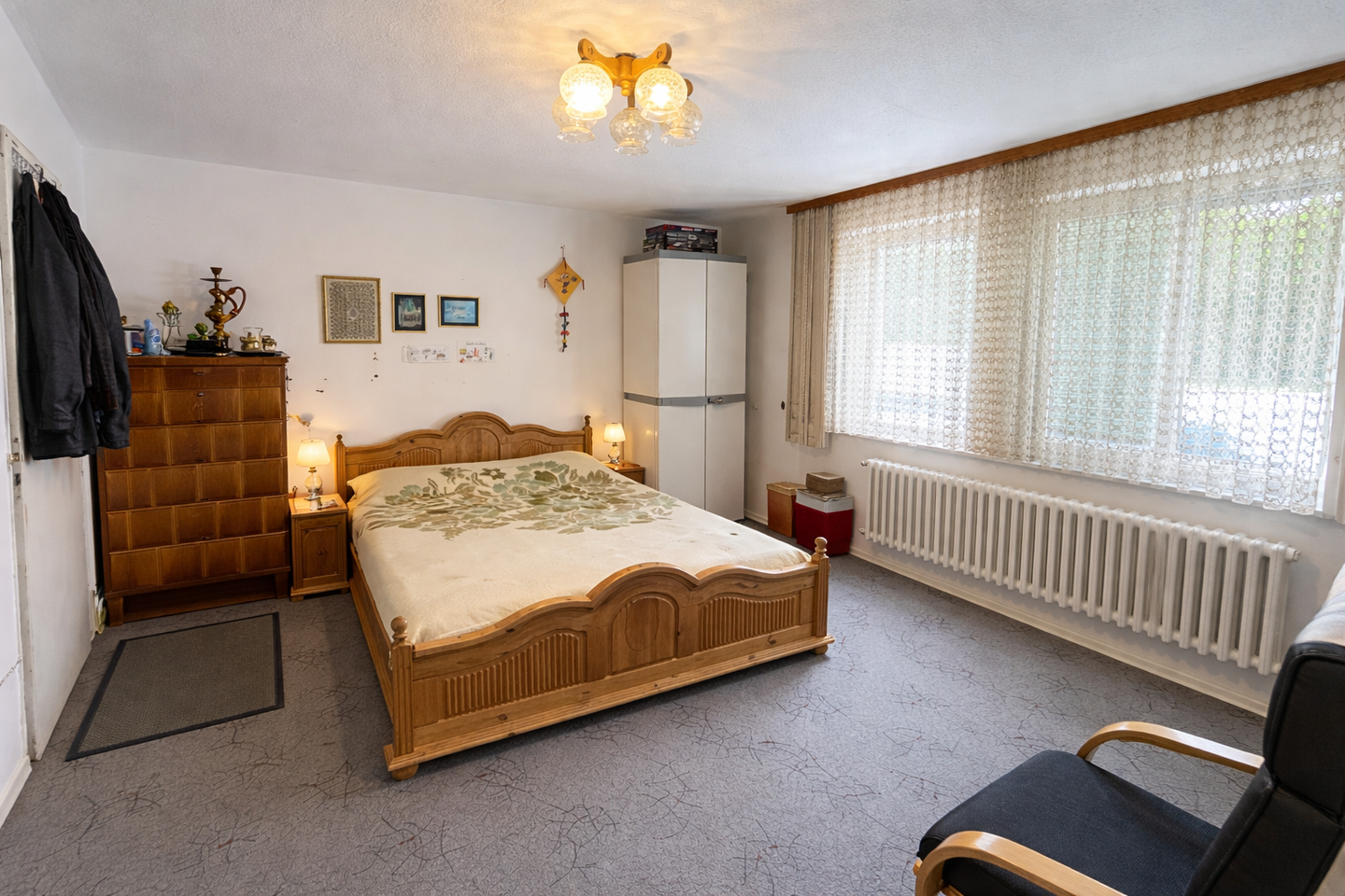 Platz für die Familie: 6 Zimmer, ausgebauter Dachbereich, Vollkeller und 3 Garagen