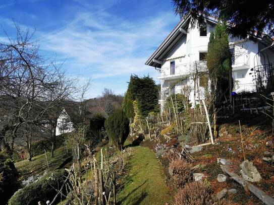 Deggendorf: 2-Fam.-Haus (320 m2) mit herrl. Ausssicht u. 1.400 m2 Grund in Waldrandlage