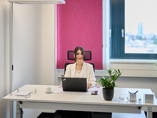 Schickes Büro mit Skylineblick, erschwinglich, ab 1 Monat, Pauschalmiete