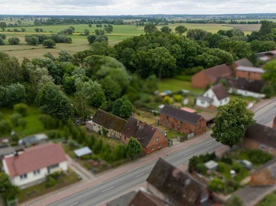 Zweiseitenhof - Sanierungsbedürftiges Backsteinensemble mit großzügigem Nebengelass +++