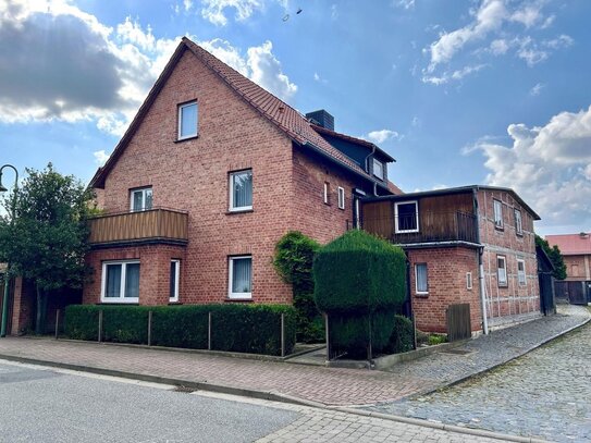 Wohnhaus mit Werkstattgebäude, Garage und Garten