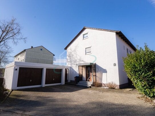 Komfortables Zweifamilienhaus mit Terrasse, Balkon und idyllischem Garten