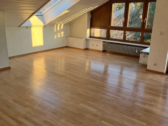 Helle Dachwohnung mit großem Balkon und Blick auf die Bergstasse