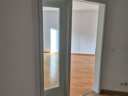 von Privat - 2-Zimmer-Wohnung, 73 qm, gut geschnitten, mit Einbauküche, 2 Balkonen und Gäste-WC.