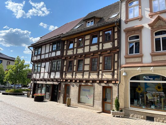 In exponierter Lage: Liebevoll sowie umfangreich modernisiertes, großzügiges Stadthaus mit Gewerbefläche im Erdgeschoss