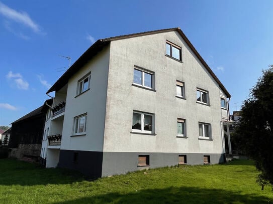 Zweifamilienhaus mit Nebengebäuden in Rosenthal - Roda