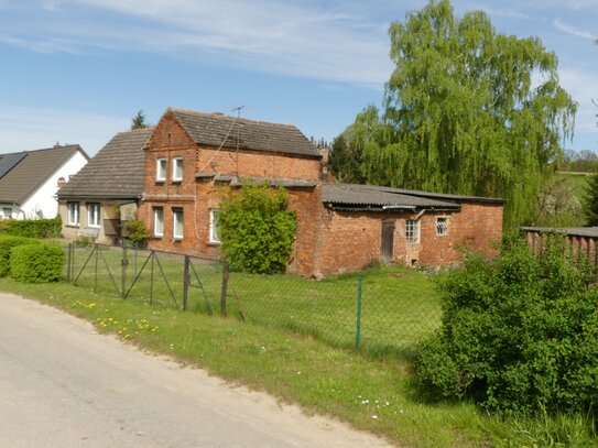 solides Wohnhaus mit großem Grundstück in schöner Lage