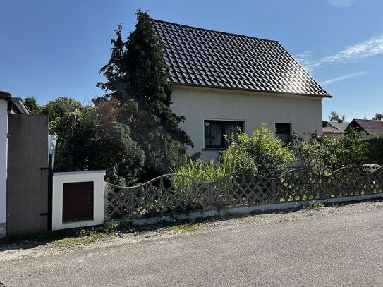 Pegau OT Wiederau: Freistehendes EFH in Siedlungslage, ca. 105m² Wfl., ca. 445m² Grdstk., Garage!