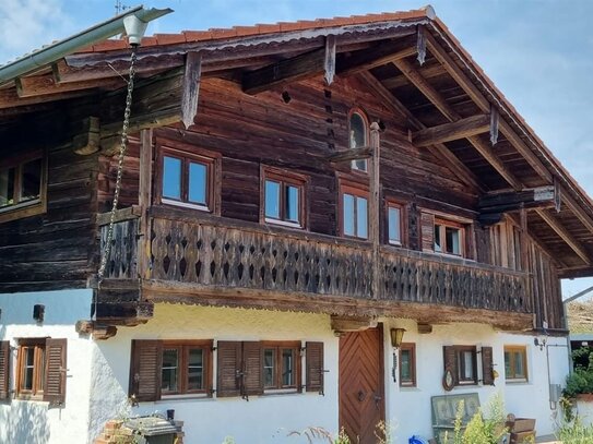 "STATTLICH WOHNEN IM HOLZHAUS-CHARME" DHH MIT GÄSTEHAUS UND CARPORT IN 94428 EICHENDORF