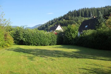 Top-Lage bei Staufen 1.565 m²-Grundstück, eben u. in Südlage bebaubar, Bestand 2-Fam.-Haus (!), viels. Infrastruktur