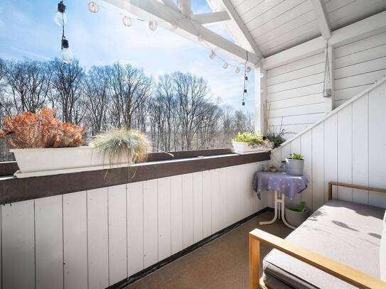 Zwischen Stadt und Natur: 2,5 Zimmer-DG-Wohnung mit Blick ins Grüne und sonniger Loggia