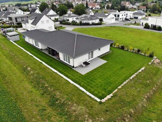 Freistehender Bungalow auf großem Grundstück mit Doppelgarage in sehr ruhiger Lage