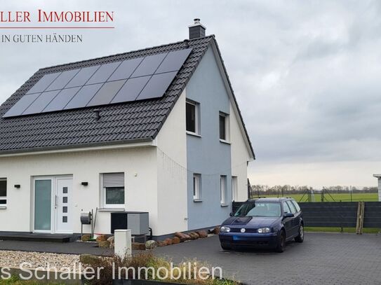 Modernes EFH mit Kamin, Photovoltaikanlage und Pool für kleine Familien