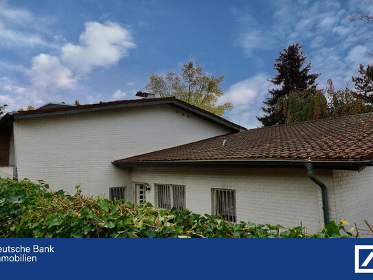 Traumgrundstück in Hanglage: Panoramablick am Schloss Bensberg