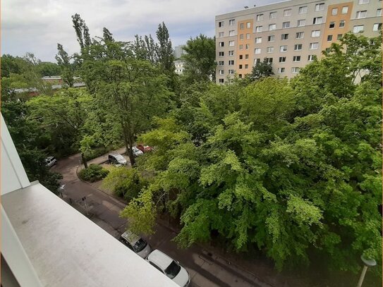 Helle und schön geschnittene 2-Raum-Wohnung in Lichtenberg zu verkaufen. Die Wohnung ist bezugsfrei