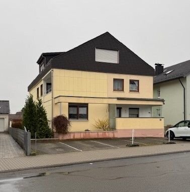 Gepflegtes Mehrfamilienhaus mit Garagen in Walldürn