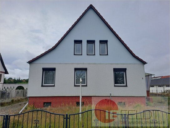 Teilmodernisiertes Einfamilienhaus mit Garage, Nebengebäude und Garten