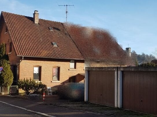 Leerstehende Doppelhaushälfte mit Doppelgarage