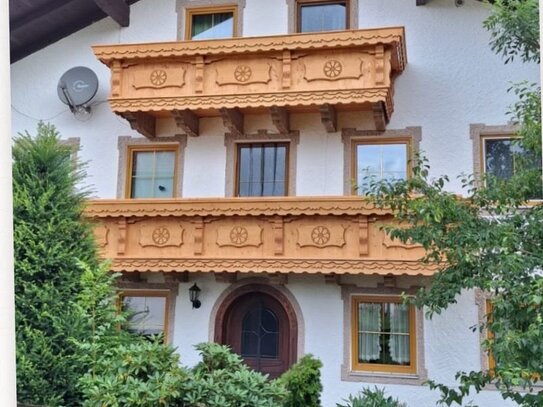 schöne gemütliche Mansarden-Wohnung mit Balkon in ländlicher Umgebung in kurzer Entfernung zum Chiemsee