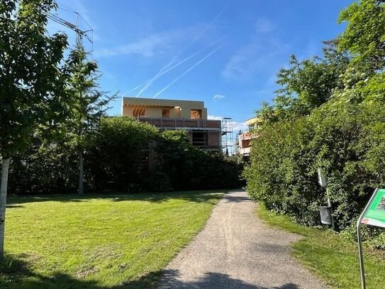 Richtung Park! 1. OG, 2 ZKB; 77m² - Wohnen in exklusiver Lage am Park! Balkon, Keller, Aufzug...