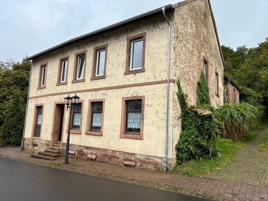 Renovierungsbedürftiges Mehrfamilienhaus in beliebter Lage