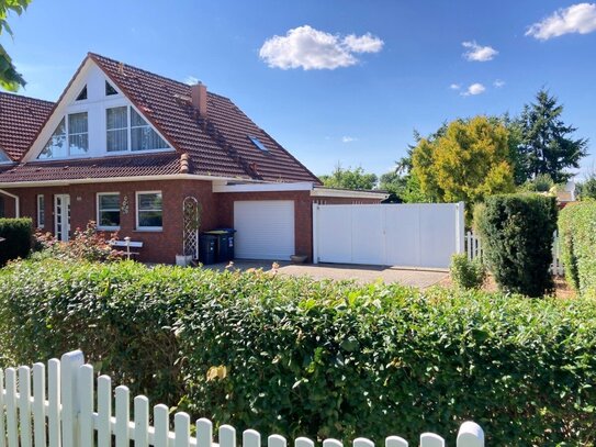 Markante Haushälfte unweit der Müritz - Solider Klinkerbau mit viel Glas - Garage - Carport.....