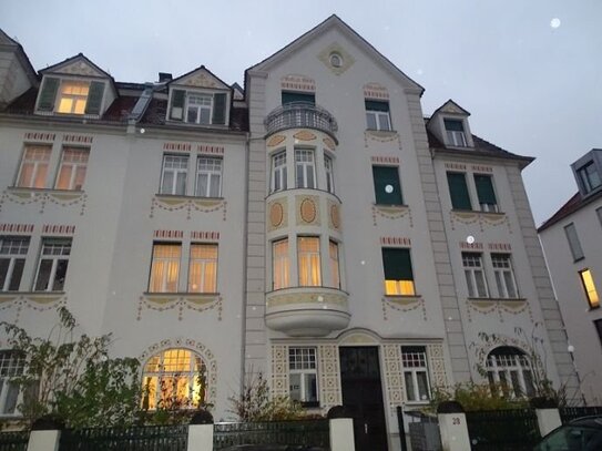 2-Zimmer Dach-Atelier-Wohnung zum Wohlfühlen in Jugendstil-Palais (Sanderau)