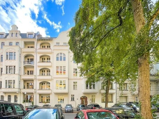 Einzigartiges Potenzial in exklusiver Lage: Geteilte Altbauwohnung in der Mommsenstraße