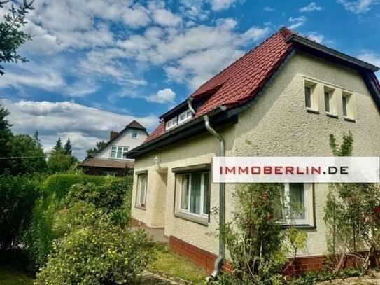 IMMOBERLIN.DE - Wohlfühllage! Kleines Landhaus mit großer Gartenidylle