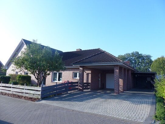 Bezugsfreies Einfamilienhaus mit Garage und Carport in Bunde.