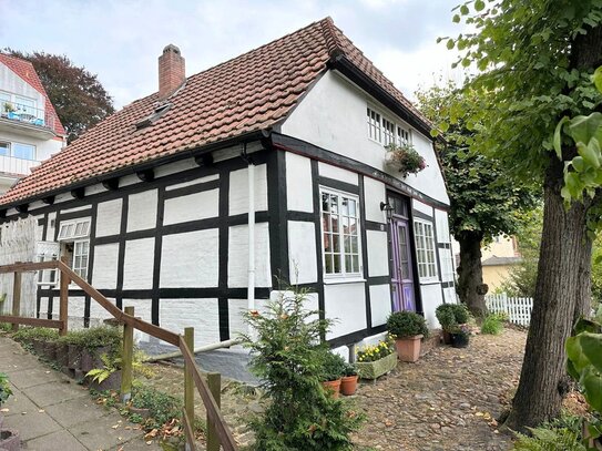 PURNHAGEN-IMMOBILIEN - Vegesack, charmantes Fachwerkhaus mit kleinem Grundstück in Hanglage