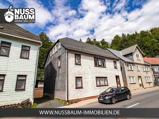 Zweifamilienhaus mit grünem Garten in idyllischer Lage an der Katze