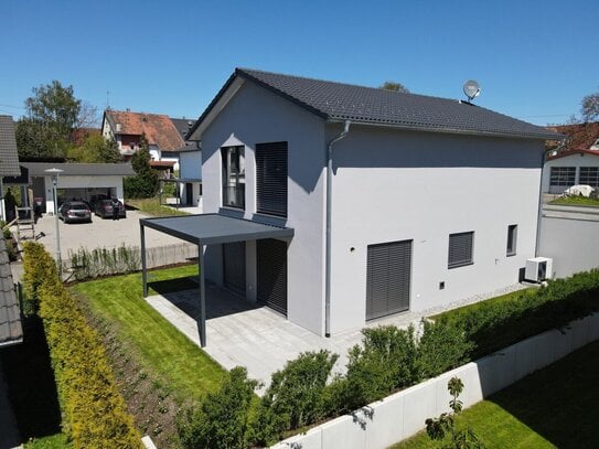 Moderner Neubau Bezugsfertig: Besonderes Einfamilienhaus für besonderen Eigentümer