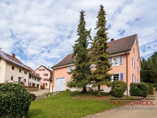 Charmantes, saniertes Bauernhaus mit viel Potenzial und traumhaftem Blick auf Schloss Blumenfeld