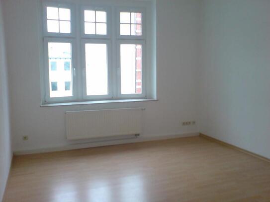 2-Zimmer-Wohnung im 2. OG, große Essküche, Laminat, Stellplatz im Hof, Talstr.