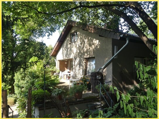 Frohnau! Modernisierungsbedürftiges Einfamilienhaus (Massivbau 1965) in hinterer Waldhanglage