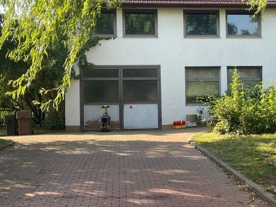 Wohnen und Arbeiten unter einem Dach Zwei-Dreifamilienhaus mit Pool und Koi Teich. Separate Halle für Arbeit und Hobby…