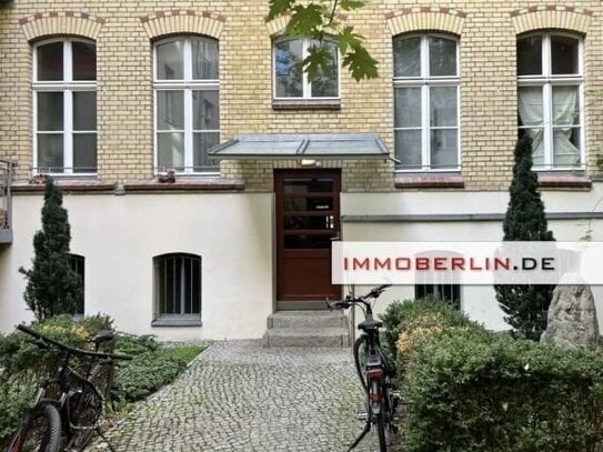 IMMOBERLIN.DE - Top-Zentrumslage: Exquisite Stuck-Altbauwohnung mit ruhigem Balkon