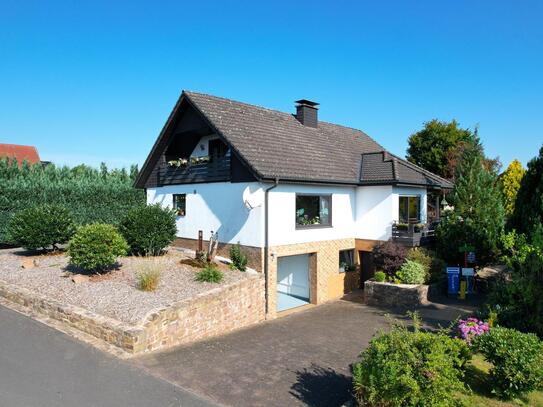 Ruhig gelegenes, freistehendes Wohnhaus mit Balkon, Terrasse und 2 Garagen in Bettenfeld