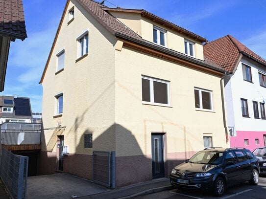 Freistehendes Zweifamilienhaus mit Balkon, Garten und Garage in Ludwigsburg-Oßweil!