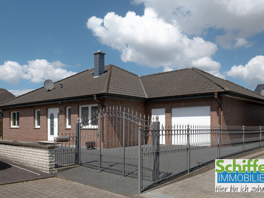 frei stehender Bungalow mit Walmdach und integrierter Garage in Jüchen Otzenrath