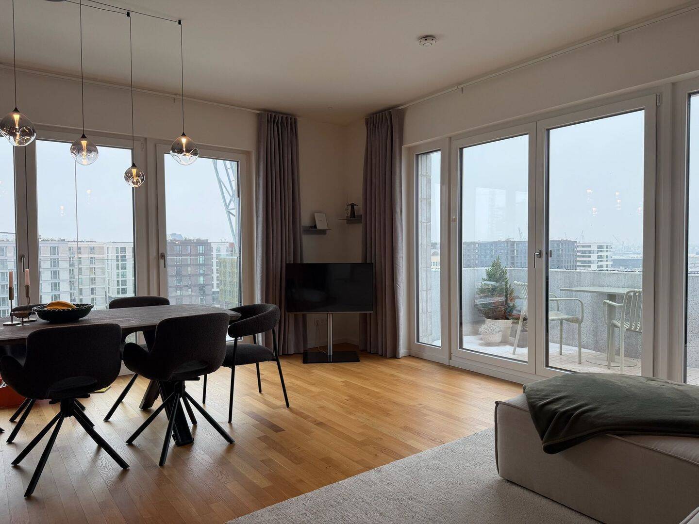 Befristet auf Maximal 1,5 Monate. Möbliertes Penthouse in direkter Wasserlage mit 2 Balkonen | HafenCity