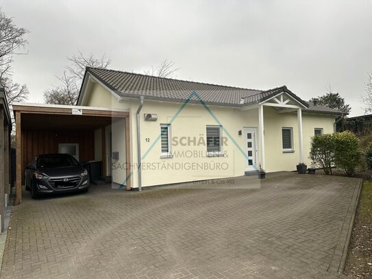 Attraktiver Bungalow, energiesparend durch erneuerbare Energietechnik